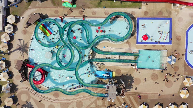 Imágenes aéreas de un gran parque acuático lleno de gente. metrajes