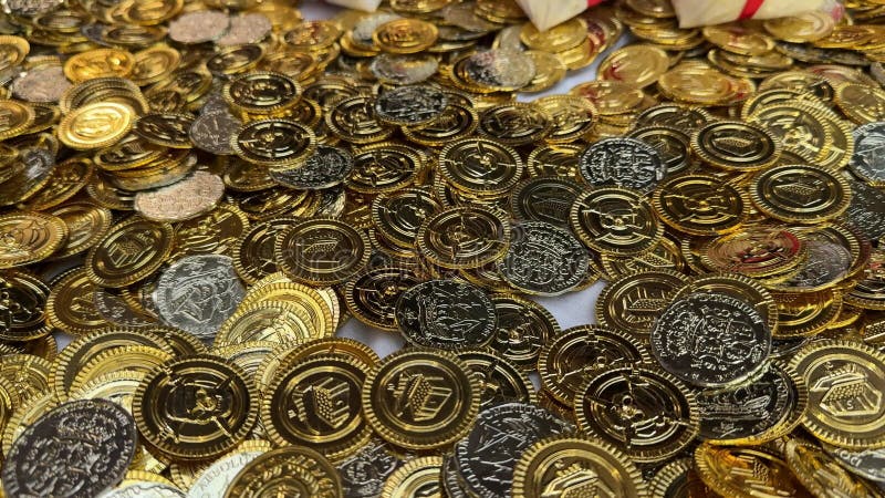 Imágenes de clausura de cajas de oro con cintas rojas sentadas en muchas monedas de oro almacen de metraje de vídeo