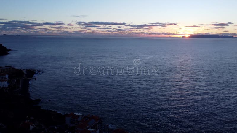 Imágenes de drones sobre Sunrise en una ciudad costera y el océano metrajes