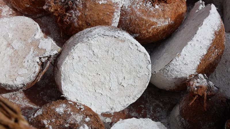 Imágenes de un montón de piezas de yam cubiertas de harina almacen de metraje de vídeo