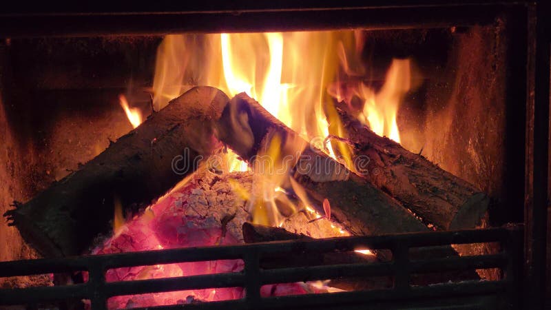 Imágenes de un pequeño montón de leña quemándose en una chimenea almacen de metraje de vídeo