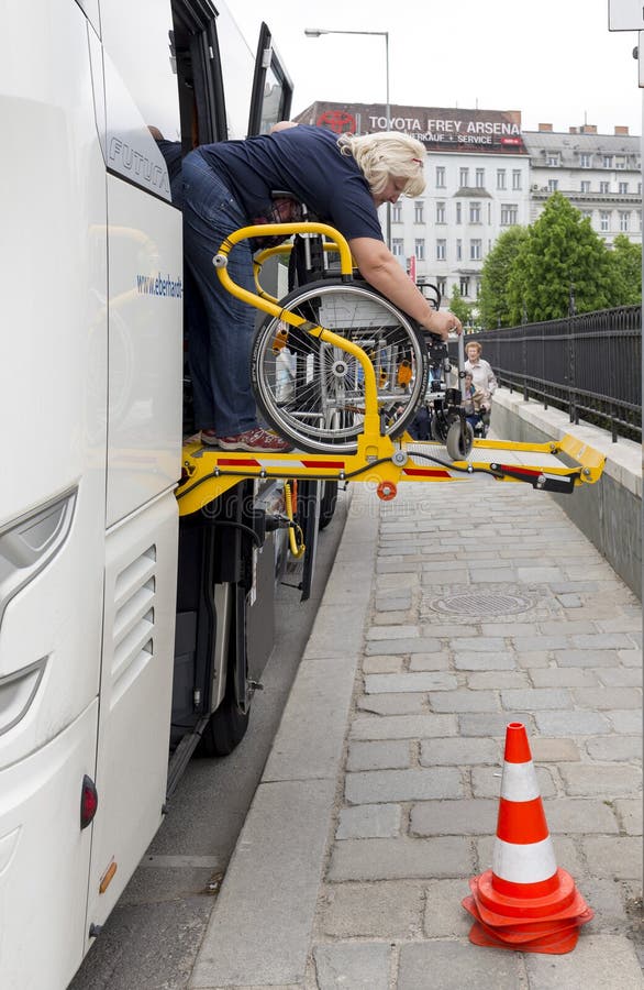 Inaktiverade fysiskt busstillgänglighetplattformen arkivbild Inaktiverade fysiskt busstillgänglighetplattformen arkivbild