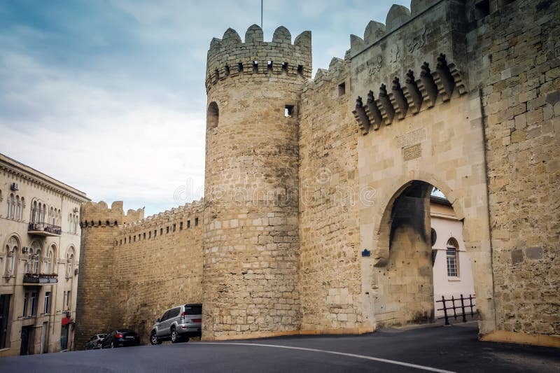 InBaku antiguo del palacio del castillo Torre de la pared del castillo y puerta de la puerta Paredes y ventana de los castillos F imágenes de archivo libres de regalías InBaku antiguo del palacio del castillo Torre de la pared del castillo y puerta de la puerta Paredes y ventana de los castillos F imágenes de archivo libres de regalías