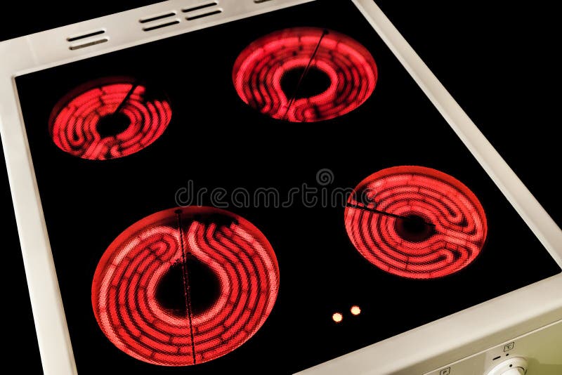 Inbegrepen inductiekooktoestel met roodgloeiende brander Elektrische haardplaat met ceramische oppervlakte Fornuis hoogste paneel stock afbeeldingen Inbegrepen inductiekooktoestel met roodgloeiende brander Elektrische haardplaat met ceramische oppervlakte Fornuis hoogste paneel stock afbeeldingen