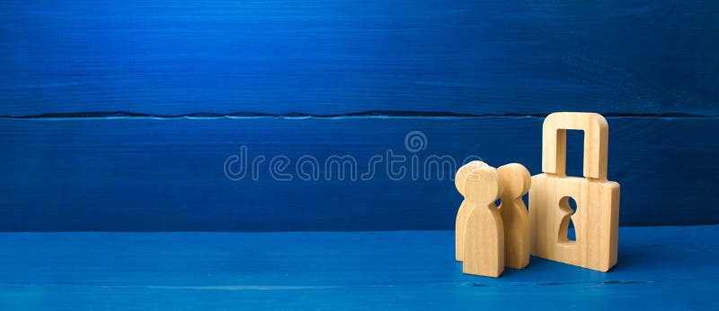 Inbeslagneming van bezit voor schulden Veiligheid en alarmsysteem De veiligheidsdienst Twee sterke mensen in kostuums Houten mens stock fotografie Inbeslagneming van bezit voor schulden Veiligheid en alarmsysteem De veiligheidsdienst Twee sterke mensen in kostuums Houten mens stock fotografie