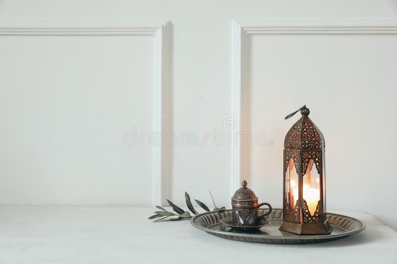 Inbjudan till hälsningskort för ramadan kareem. silverplattkoppar av teolivträdsgrenar och guldfärgad kopparmetall morockan arkivfoto