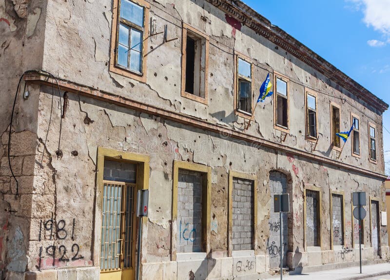 Inbouwend door de oorlog wordt beschadigd die en nog vernieuwde niet Mostar Geru?neerd door kogelgaten, shell van de mortierbom g royalty-vrije stock fotografie Inbouwend door de oorlog wordt beschadigd die en nog vernieuwde niet Mostar Geru?neerd door kogelgaten, shell van de mortierbom g royalty-vrije stock fotografie
