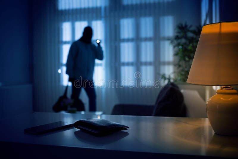 Inbrottstjuv eller inkräktare inom av ett hus arkivbilder Inbrottstjuv eller inkräktare inom av ett hus arkivbilder