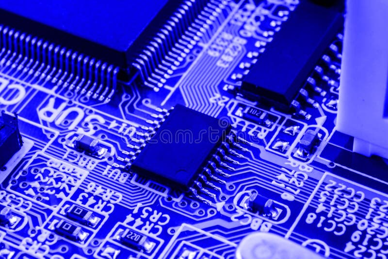 Inbyggd halvledaremikrochips på blå representant för strömkretsbräde av den tekniskt avancerade branschen och datavetenskapen