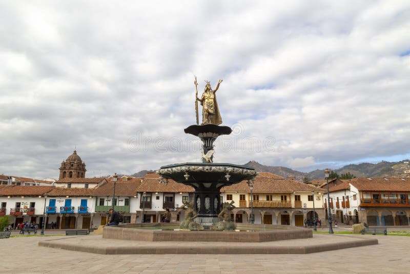 Inca King Pachacutec på springbrunnen i plazaen de Armas, Cusco, Peru arkivfoton Inca King Pachacutec på springbrunnen i plazaen de Armas, Cusco, Peru arkivfoton