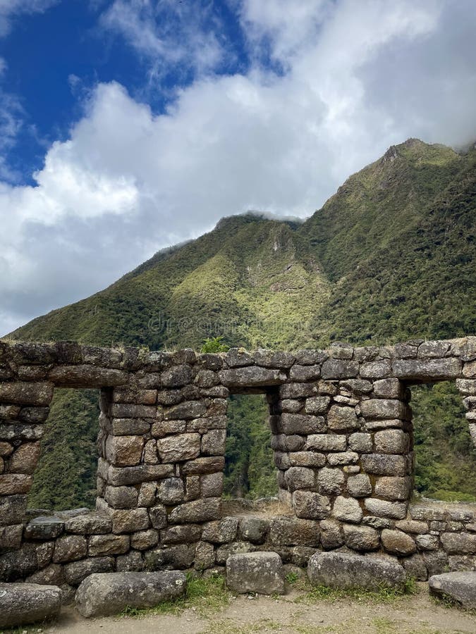 Inca Trail Cusco Province Peru, juli 2022 : kulturarvsplats med stenfönsterramar royaltyfria bilder