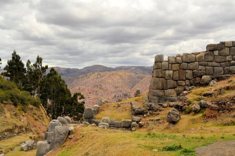 Incavesting Saksaywaman met mening over Cusco, Peru royalty-vrije stock foto Incavesting Saksaywaman met mening over Cusco, Peru royalty-vrije stock foto