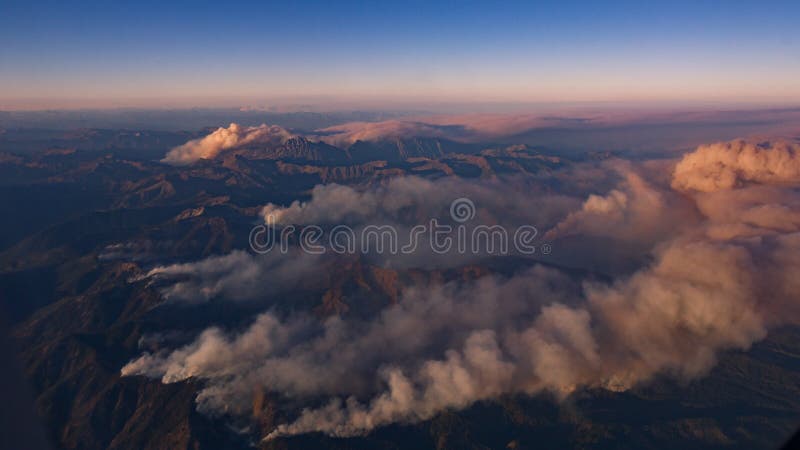 2017 incendi violenti in cascata Mountians, Washington State, U.S.A. fotografia stock libera da diritti 2017 incendi violenti in cascata Mountians, Washington State, U.S.A. fotografia stock libera da diritti