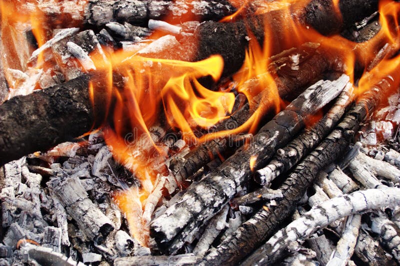 Un Petit Feu Sur L'asphalte Éclairage Des Feux Fumée Du Feu Photo stock -  Image du journal, camp: 118191598