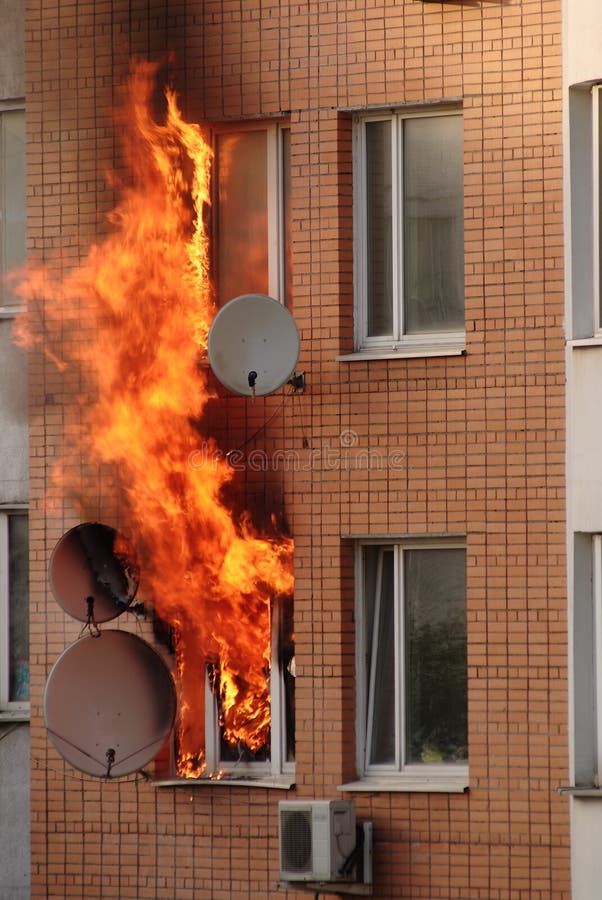 Incendie dans la construction images stock Incendie dans la construction images stock