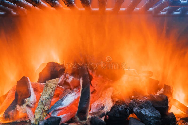 Incendio en carbón vegetal para preparar la parrilla imágenes de archivo libres de regalías Incendio en carbón vegetal para preparar la parrilla imágenes de archivo libres de regalías