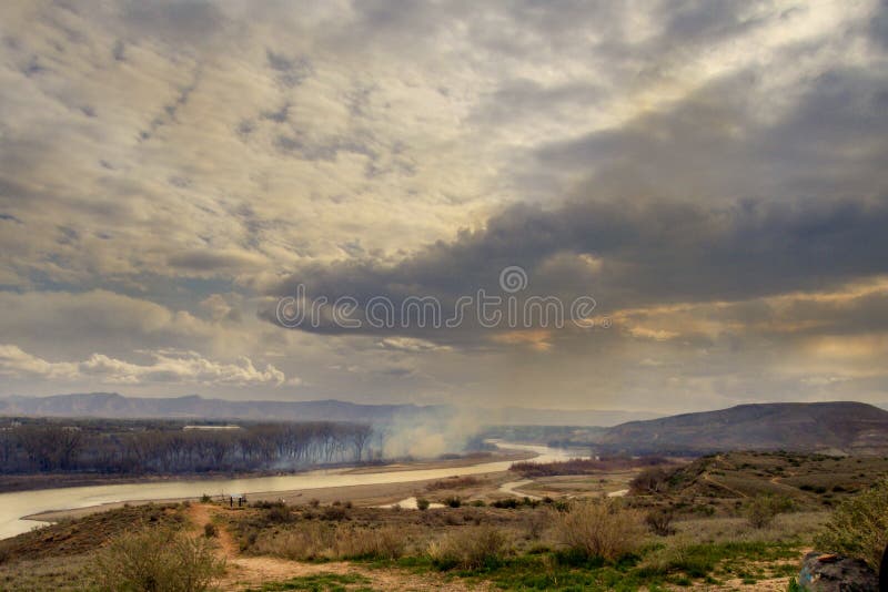 Incendio violento della primavera sul fiume Colorado immagini stock Incendio violento della primavera sul fiume Colorado immagini stock