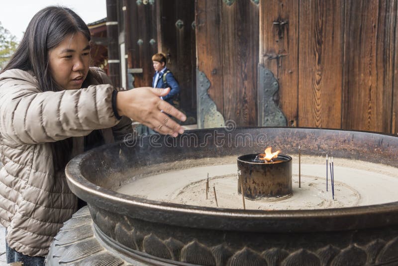 Incense dai-ji Nara Япония женщины TÅ дыма стоковая фотография rf
