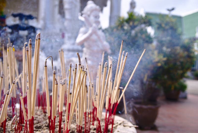 Incense a vara na vara branca do incenso que flutua ao redor imagens de stock royalty free Incense a vara na vara branca do incenso que flutua ao redor imagens de stock royalty free