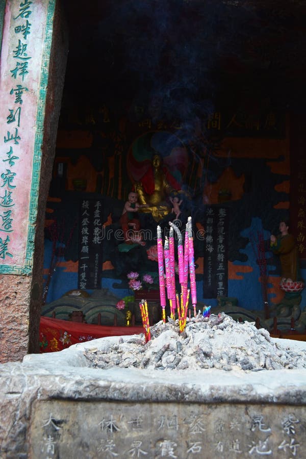 Incense varas no queimador de incenso no templo imagem de stock Incense varas no queimador de incenso no templo imagem de stock