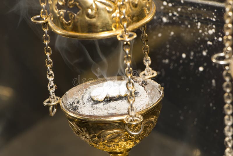 Incensiere D'ottone Di Liturgia Del Turibolo Con Incenso Bruciante in  Immagine Stock - Immagine di ottone, cattedrale: 70847963