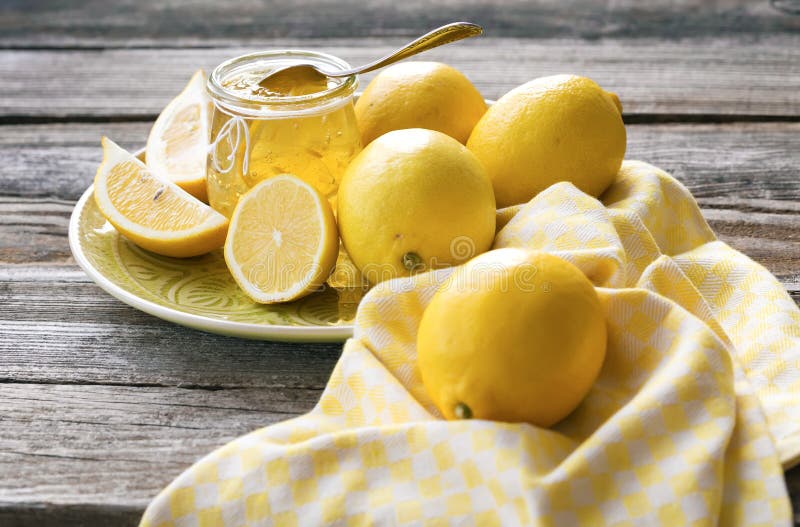 Inceppamento dei limoni e dei frutti freschi del limone fotografia stock Inceppamento dei limoni e dei frutti freschi del limone fotografia stock