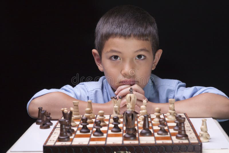 Jogador De Xadrez De Garoto Caucasiano Sério Jogando Xadrez on-line Usando  Laptop. Imagem de Stock - Imagem de batalha, jogar: 208485251