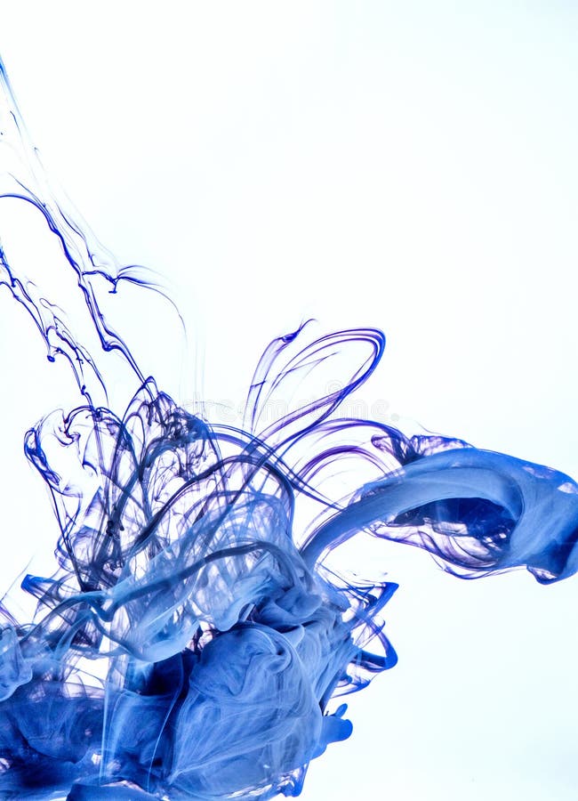 Inchiostri il turbinio in un'acqua su fondo bianco La pittura nell'acqua Diffusione morbida goccioline di inchiostro colorato in fotografia stock Inchiostri il turbinio in un'acqua su fondo bianco La pittura nell'acqua Diffusione morbida goccioline di inchiostro colorato in fotografia stock