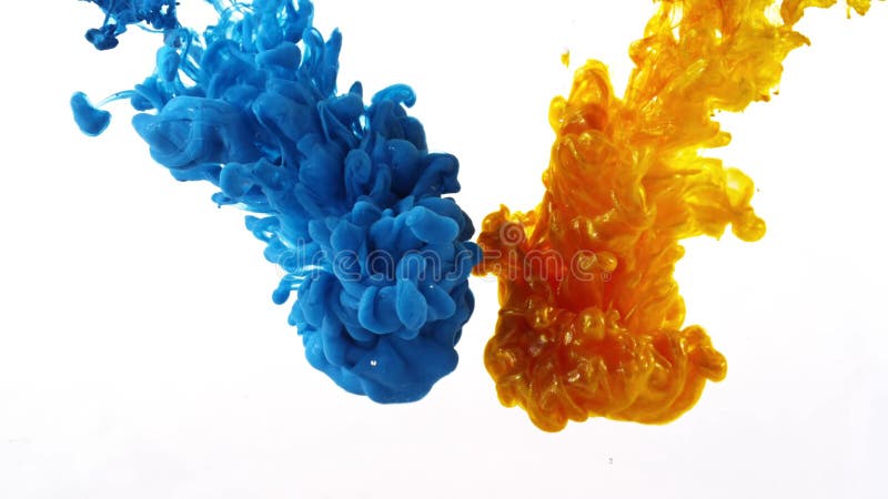 Inchiostro che turbina in acqua, calo di colore in acqua fotografata nel moto fotografie stock libere da diritti Inchiostro che turbina in acqua, calo di colore in acqua fotografata nel moto fotografie stock libere da diritti