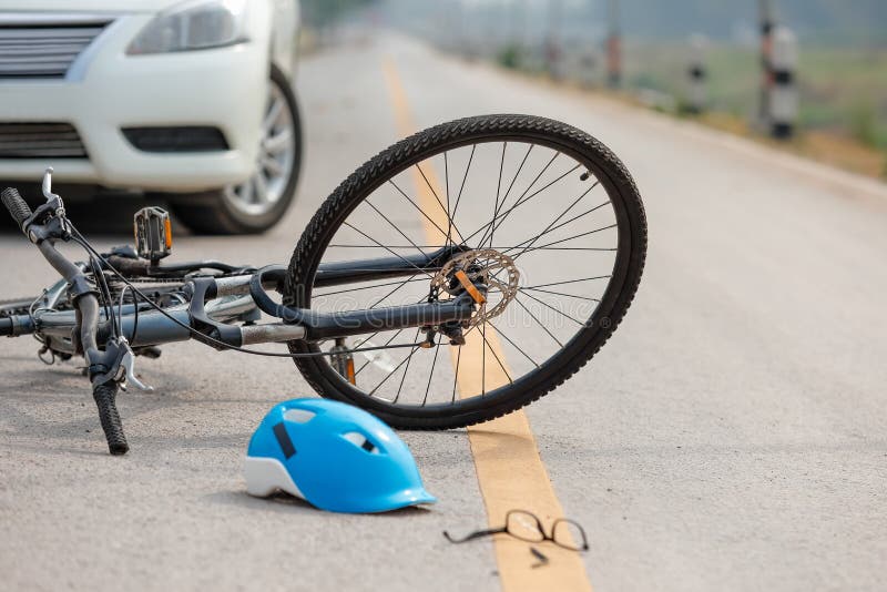 Incidente stradale di incidente con la bicicletta sulla strada