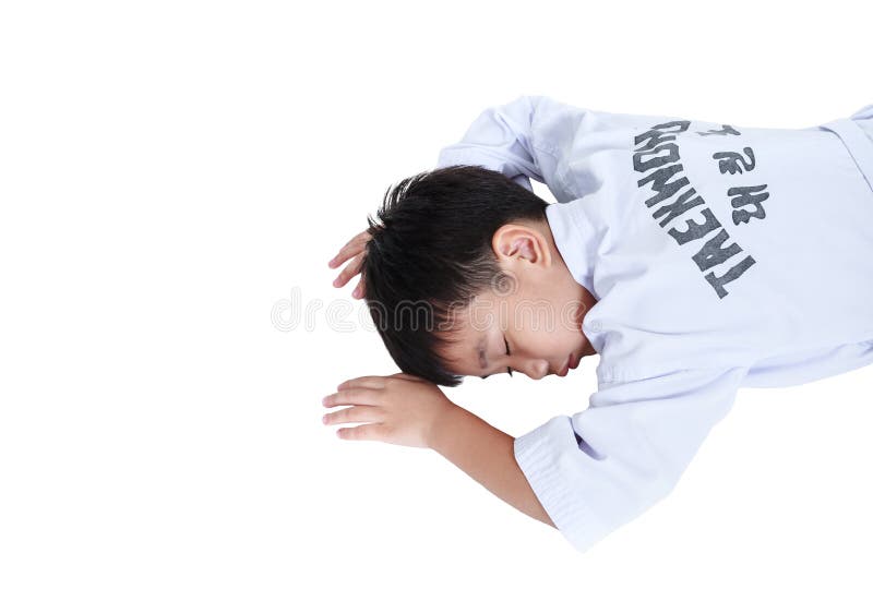 Incidenti negli sport Menzogne asiatica del taekwondo degli atleti del bambino incline fotografia stock Incidenti negli sport Menzogne asiatica del taekwondo degli atleti del bambino incline fotografia stock