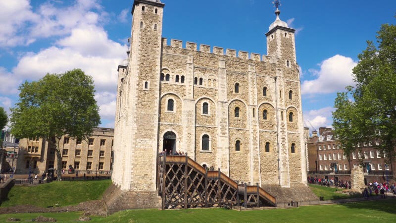 Inclinaison tir?e de la tour de Londres, un vieux ch?teau par la Tamise, Londres, Angleterre clips vidéos Inclinaison tir?e de la tour de Londres, un vieux ch?teau par la Tamise, Londres, Angleterre clips vidéos
