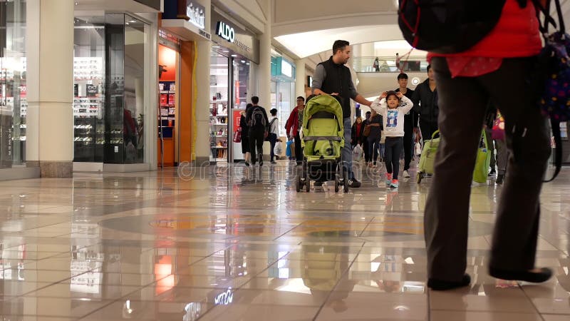 Inclini il colpo della gente che compera dentro il centro commerciale di Burnaby