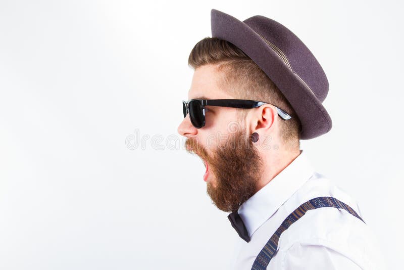 Inconformista con el sombrero que hace caras divertidas fotos de archivo libres de regalías Inconformista con el sombrero que hace caras divertidas fotos de archivo libres de regalías