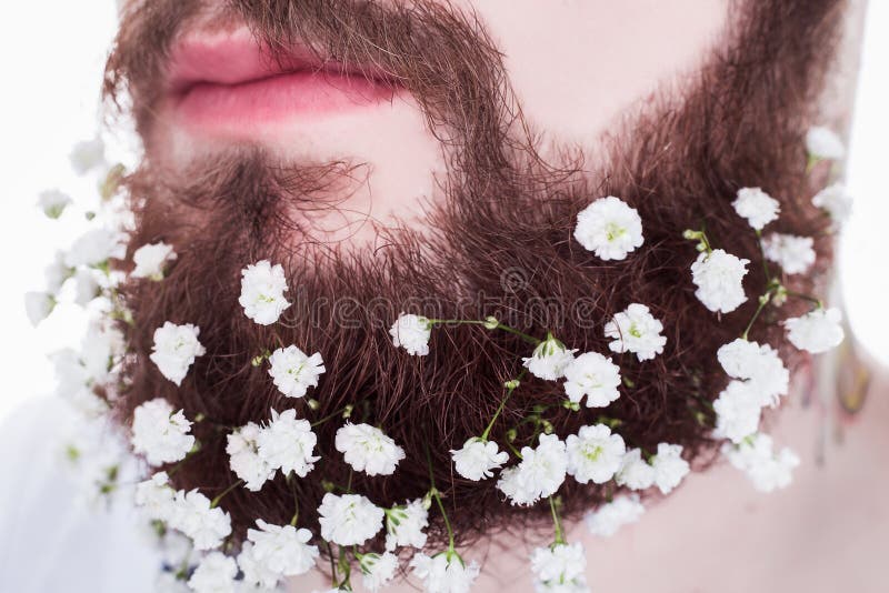 Inconformista con la barba y las flores largas imagen de archivo Inconformista con la barba y las flores largas imagen de archivo