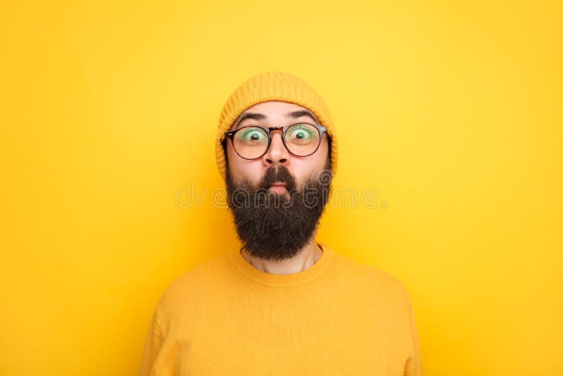 Inconformista infantil que hace caras en la cámara imagenes de archivo Inconformista infantil que hace caras en la cámara imagenes de archivo