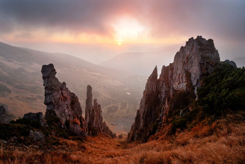 Incredibili colori dell'alba sulle montagne dei Carpazi fotografia stock Incredibili colori dell'alba sulle montagne dei Carpazi fotografia stock
