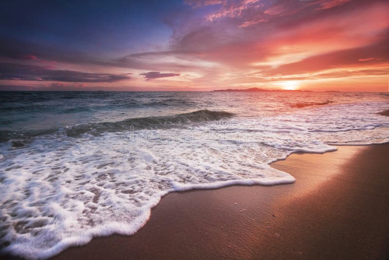 Incredibly härlig solnedgång på stranden i Thailand Sol, himmel, hav, vågor och sand En ferie vid havet fotografering för bildbyråer