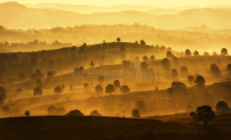 Increíble paisaje montañoso con amanecer, fondo natural de viajes al aire libre imagenes de archivo Increíble paisaje montañoso con amanecer, fondo natural de viajes al aire libre imagenes de archivo