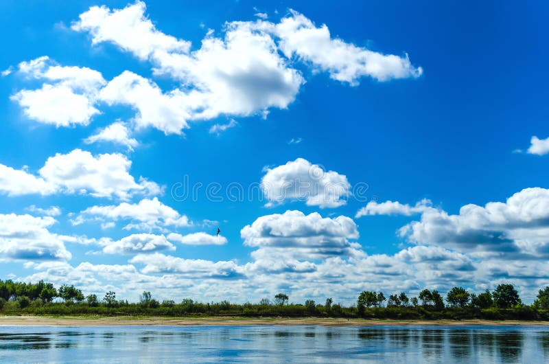 Increíblemente hermosa vista del río amplio fluído imagen de archivo Increíblemente hermosa vista del río amplio fluído imagen de archivo