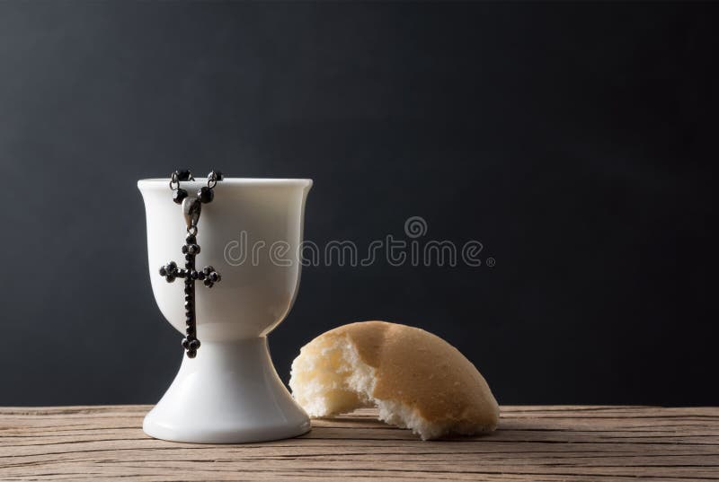 Incrocio in calice con pane fotografie stock Incrocio in calice con pane fotografie stock