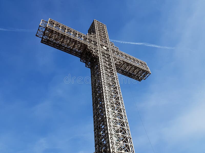 Incrocio cristiano della costruzione del metallo con il bello fondo del cielo blu fotografie stock Incrocio cristiano della costruzione del metallo con il bello fondo del cielo blu fotografie stock