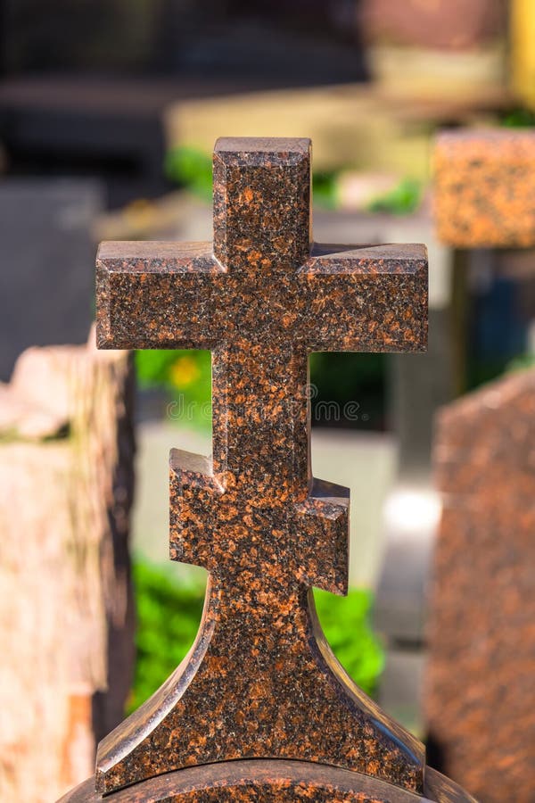 incrocio della chiesa sulla pietra tombale immagini stock libere da diritti incrocio della chiesa sulla pietra tombale immagini stock libere da diritti