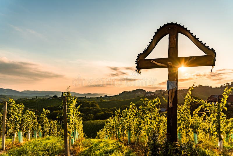 Incrocio di legno cristiano con la figura di Jesus Christ sulle vigne al confine dell'Austria - della Slovenia fotografia stock Incrocio di legno cristiano con la figura di Jesus Christ sulle vigne al confine dell'Austria - della Slovenia fotografia stock