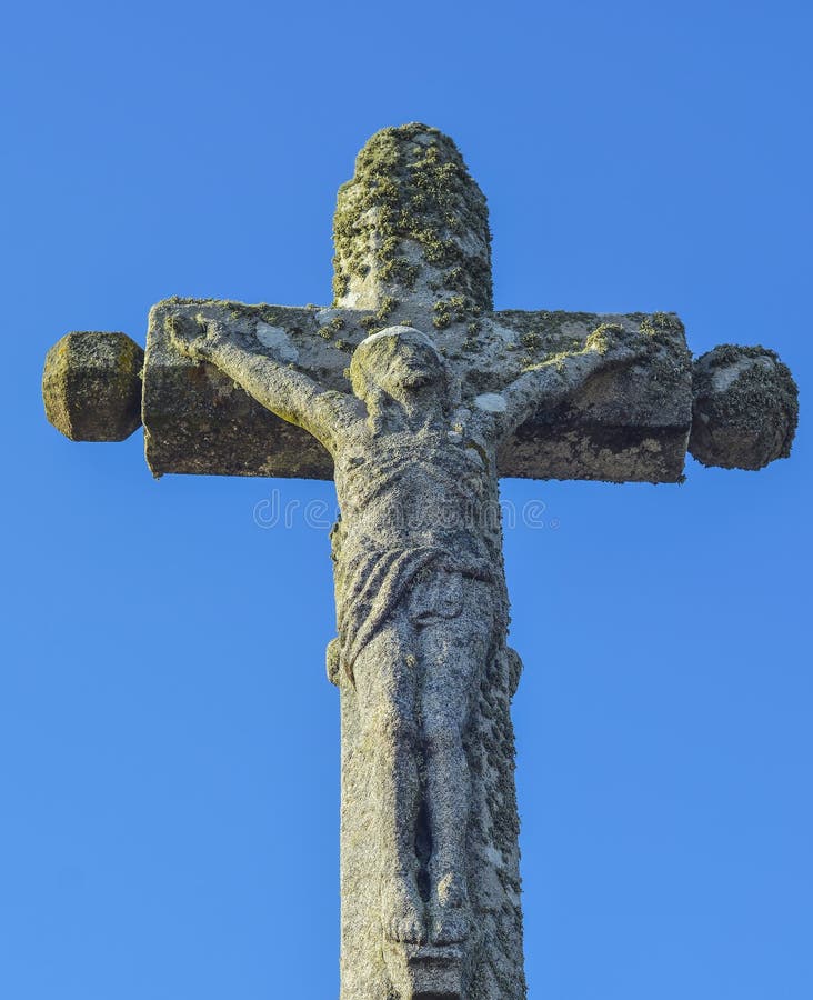incrocio di pietra con Jesus Christ crocifitto fotografia stock libera da diritti incrocio di pietra con Jesus Christ crocifitto fotografia stock libera da diritti