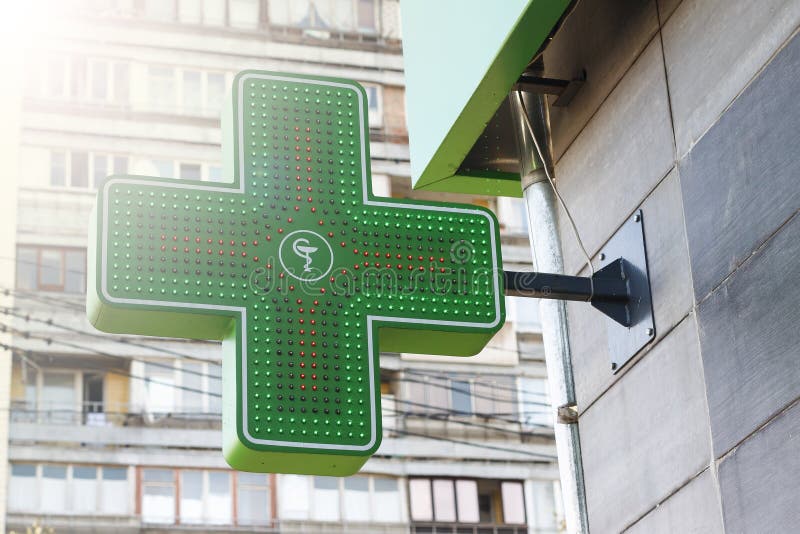 Incrocio verde e medico, farmacia, insegna al neon, ross verde, buildin immagine stock libera da diritti Incrocio verde e medico, farmacia, insegna al neon, ross verde, buildin immagine stock libera da diritti