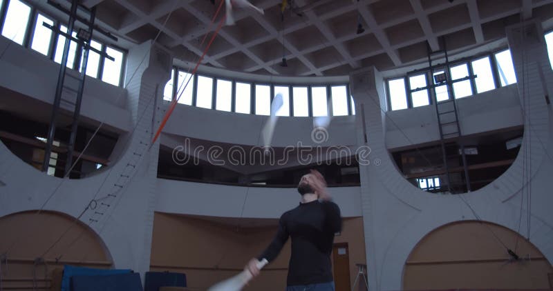 Incroyable des qualités de jonglage d'un interprète de cirque un homme le jonglage masse 4k clips vidéos