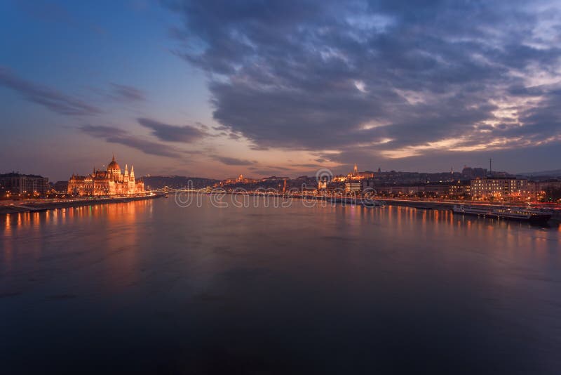 Incrível Vista Da Noite Do Parlamento De Budapeste E Do Rio Danúbio No