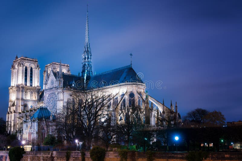 incrível vista de Notre Dame após o pôr do sol, Paris, França imagens de stock incrível vista de Notre Dame após o pôr do sol, Paris, França imagens de stock