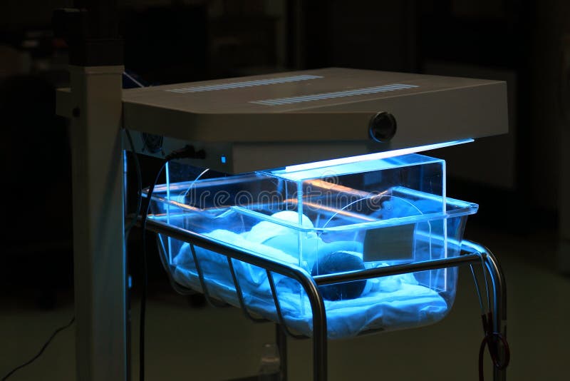 Incubadora do tratamento da luz ultravioleta para curar a icterícia recém-nascida fotografia de stock Incubadora do tratamento da luz ultravioleta para curar a icterícia recém-nascida fotografia de stock